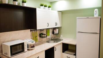 Grand réfrigérateur, micro-ondes, plaque de cuisson, cuiseur de riz