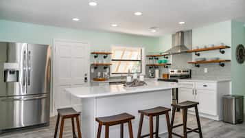 Geladeira, micro-ondas, fogão, cooktop