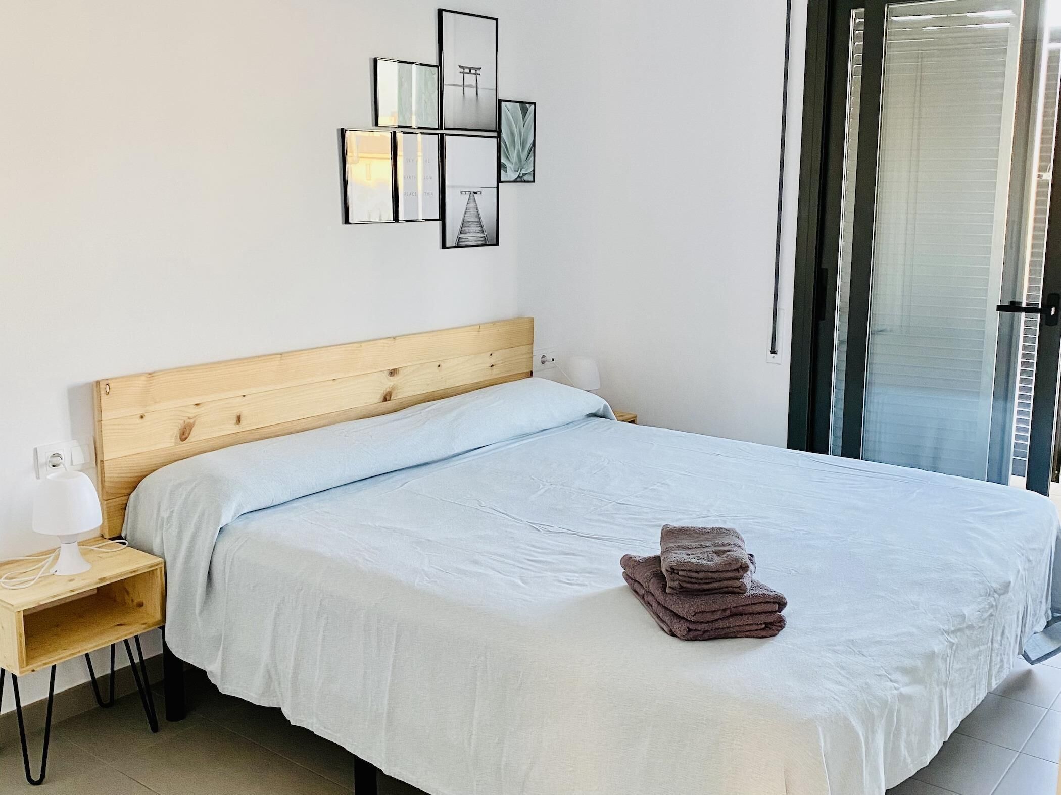 2 slaapkamers, een strijkplank/strijkijzer, internet, beddengoed