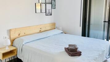 2 slaapkamers, een strijkplank/strijkijzer, internet, beddengoed