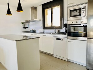 Kühlschrank, Mikrowelle, Ofen, Geschirrspüler