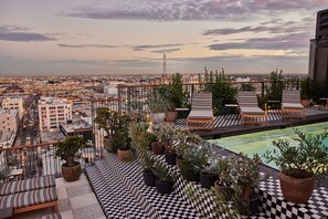 Outdoor pool, pool umbrellas, sun loungers - Downtown Los Angeles Proper Hotel, a Member of Design Hotels (Los Angeles)