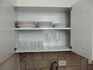 Mikrowelle, Geschirrspüler, Wasserkocher mit Kaffee-/Teezubehör