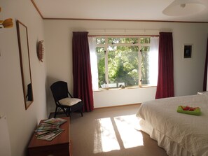 2 soverom, skrivebord, strykejern/-brett og wi-fi (inkludert)