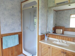 Baignoire, séchoir à cheveux, serviettes fournies, savon