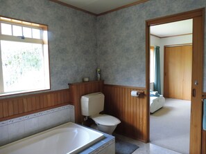 Badekar, hårføner, håndklær og såpe