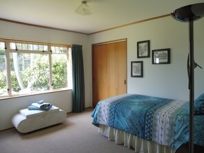 2 soverom, skrivebord, strykejern/-brett og wi-fi (inkludert)