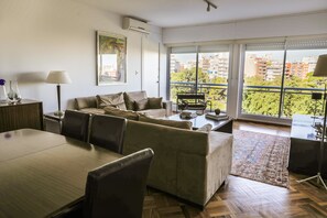 Business Apartment, 3 Bedrooms, Park View | Living room | Flat-screen TV - Apartamento en Punta Carretas (Montevideo)