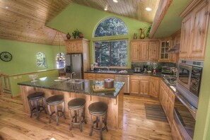 Fridge, microwave, stovetop, dishwasher - Hawk's View Hideaway (South Lake Tahoe)