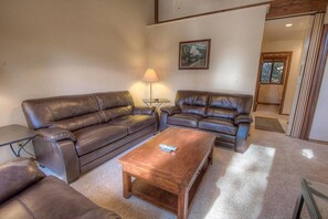 Televisión y chimenea 