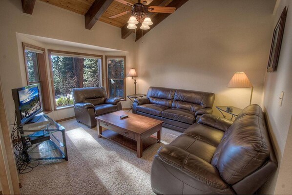 Televisión y chimenea 