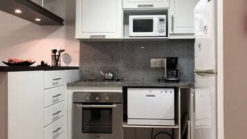 Apartment, Courtyard View | Private kitchen | Full-size fridge, microwave, oven, stovetop