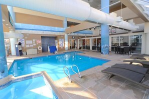 Alberca techada y alberca climatizada