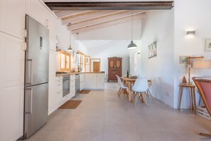 Fridge, microwave, oven, stovetop - Country House 'Laurel' with Mountain View, Private Pool and Wi-Fi (Illes Balears)