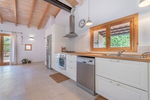 Fridge, microwave, oven, stovetop - Country House 'Laurel' with Mountain View, Private Pool and Wi-Fi (Illes Balears)
