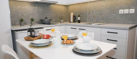 Kühlschrank, Ofen, Wasserkocher mit Kaffee-/Teezubehör, Wasserkocher