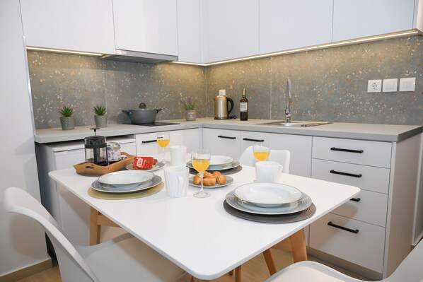 Jääkaappi, uuni, kahvin-/teenkeitin, vedenkeitin