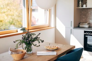 Dining - Ferienwohnung KATHI - 1-4 Personen, 2 separate Schlafzimmer, 84 qm, überdachte Loggia, 1.OG (Chieming)