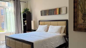 2 habitaciones, escritorio y tabla de planchar con plancha