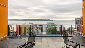 A balcony with a view of a river and buildings across it. - Cozy home nearby most attractions Seattle center (Seattle)