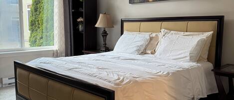 2 slaapkamers, een bureau, een strijkplank/strijkijzer, reisbedje