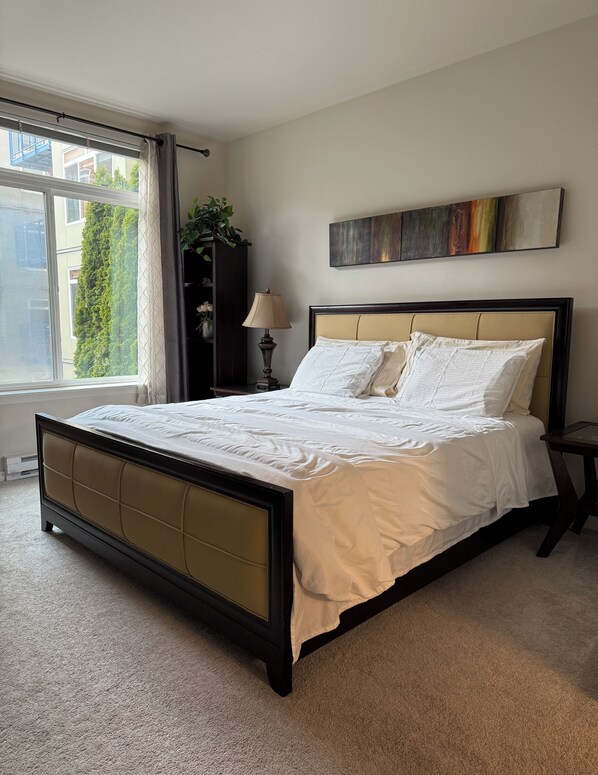 2 habitaciones, escritorio y tabla de planchar con plancha 