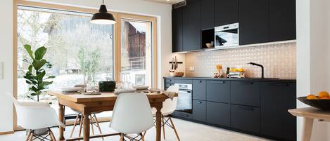 Køleskab, mikrobølgeovn, ovn, kogeplade