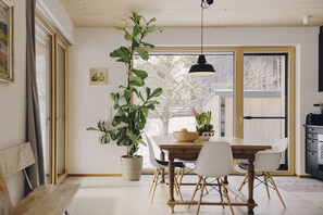Dining - Ferienwohnung MAX - 1-4 Personen, 2 separate Schlafzimmer, 88 qm, Terrasse, Erdgeschoss (Chieming)