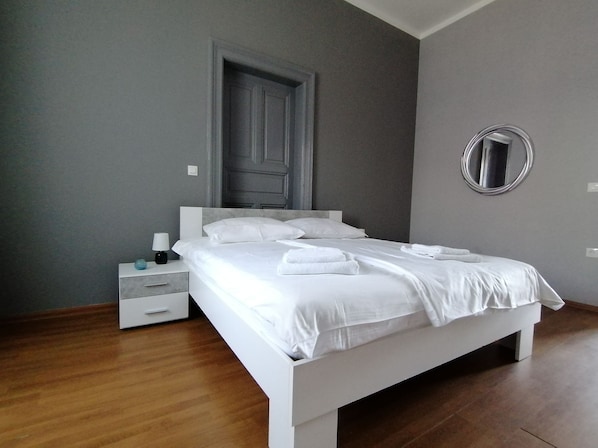 2 dormitorios, tabla de planchar con plancha, Internet y ropa de cama