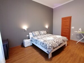 2 bedrooms, iron/ironing board, Internet, bed sheets