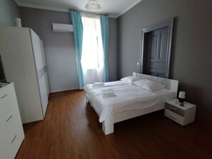 2 bedrooms, iron/ironing board, Internet, bed sheets