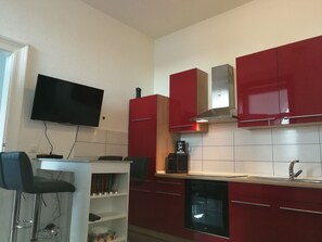 Frigorífico, microondas, horno y lavavajillas