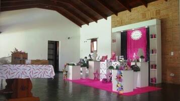 Café da manhã com buffet grátis todos os dias