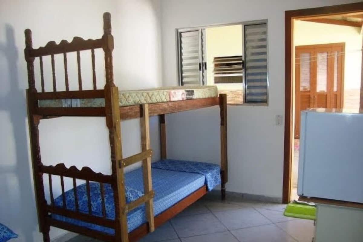Quarto família, várias camas | Frigobar, escrivaninha, roupa de cama