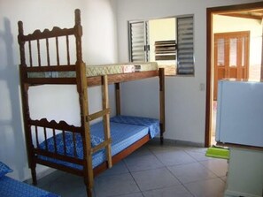 Minibar, escritorio y ropa de cama