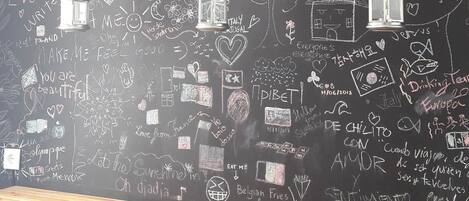 Køleskab/fryser i fuld størrelse, mikrobølgeovn, kogeplade