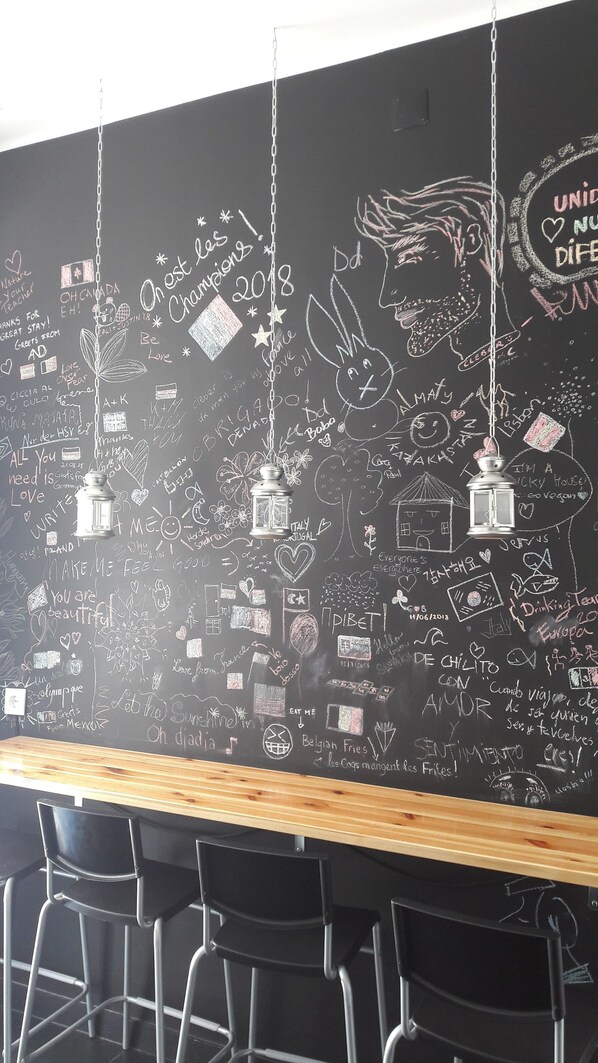 Großer Kühlschrank, Mikrowelle, Herdplatte, Espressomaschine