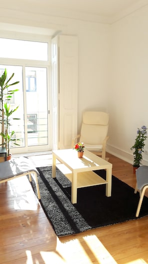 Lobby sitting area - Timor Guest House (Lisbon)