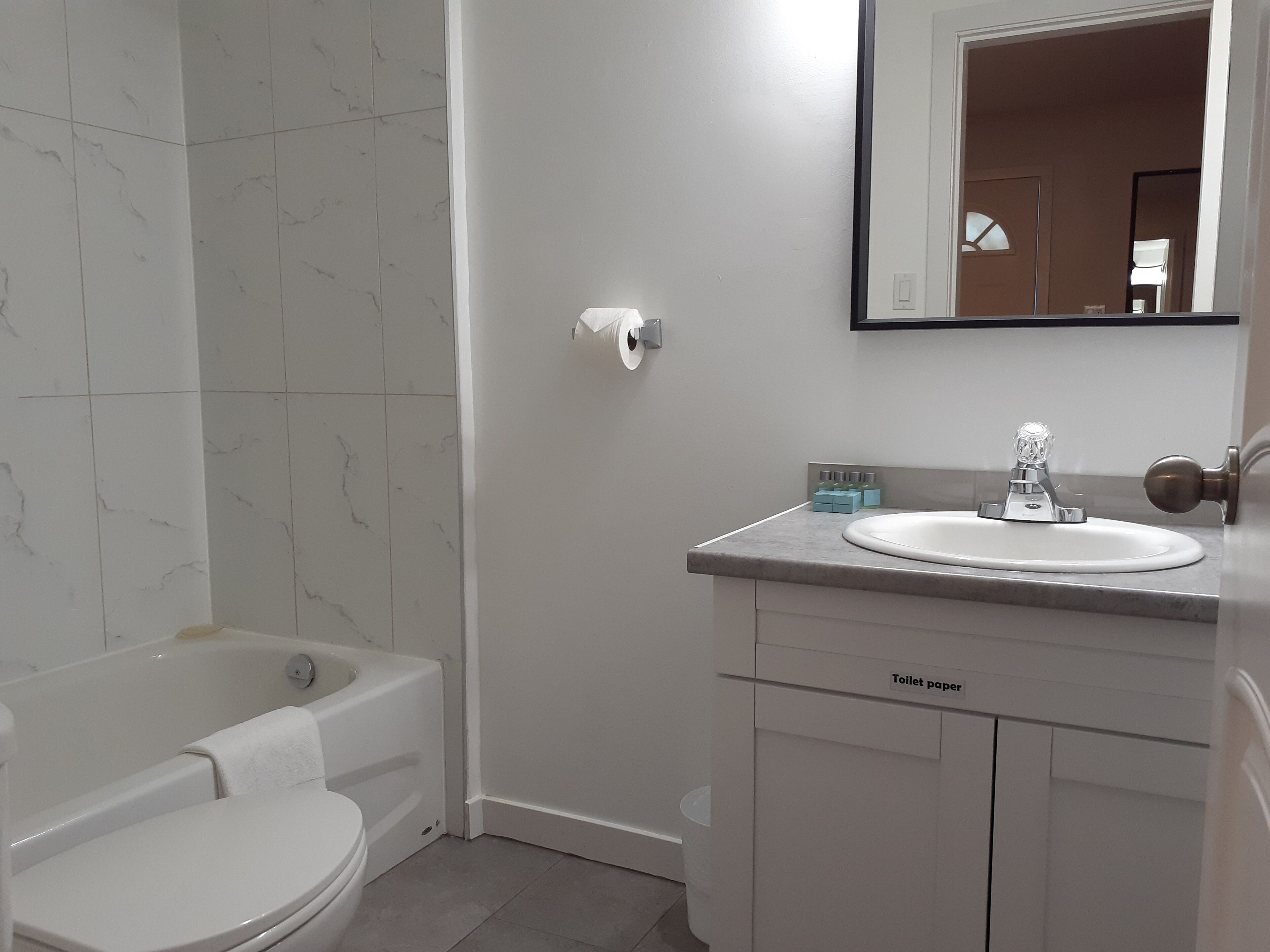 Une salle de bain avec une baignoire, des toilettes et un lavabo.
