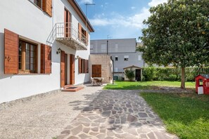 Terrace/patio - Pretty and cozy private house is located in the central area in Abano Terme, a few steps from the Cathedral of San Lorenzo, Piazza Mercato and the Urban Thermal Park, in a quiet and relaxing neighbourhood, spacious and perfect for 6 people. The accommoda (Abano Terme)