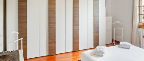 2 室のベッドルーム、アイロン / アイロン台、WiFi