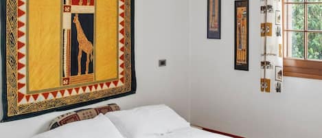 2 bedrooms, iron/ironing board, WiFi