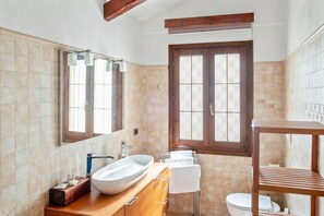 Ensemble douche/baignoire, sĂšche-cheveux, bidet