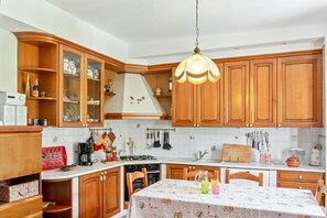 Fridge, oven, stovetop, dishwasher - Pretty and cozy private house is located in the central area in Abano Terme, a few steps from the Cathedral of San Lorenzo, Piazza Mercato and the Urban Thermal Park, in a quiet and relaxing neighbourhood, spacious and perfect for 6 people. The accommoda (Abano Terme)