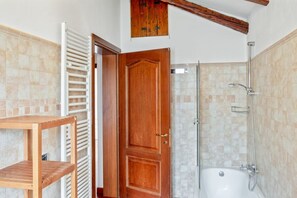 Ducha y bañera combinadas, secador de pelo y bidé
