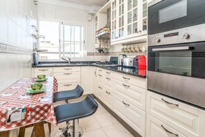 Een koelkast, een oven, een kookplaat, een vaatwasser