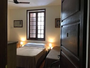 Quarto quádruplo superior | 1 quarto, frigobar, escrivaninha, Wi-Fi de cortesia