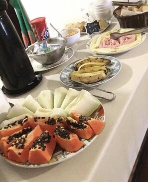 Desayuno continental diario (BRL 20 por persona)