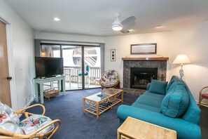 Appartement, 2 queensize bedden (HIB-C202 3 Pools Ocean View Free Tix ) | Woonkamer | Televisie