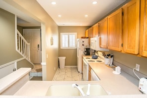 Condo, 1 King Bed (SEA -514 2BR Ocean View Pool Free Tix) | Private kitchen